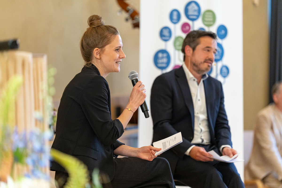 Luisa Knauf und Alexander Bogner (beide von der Cluster-Initiative) im Gespräch